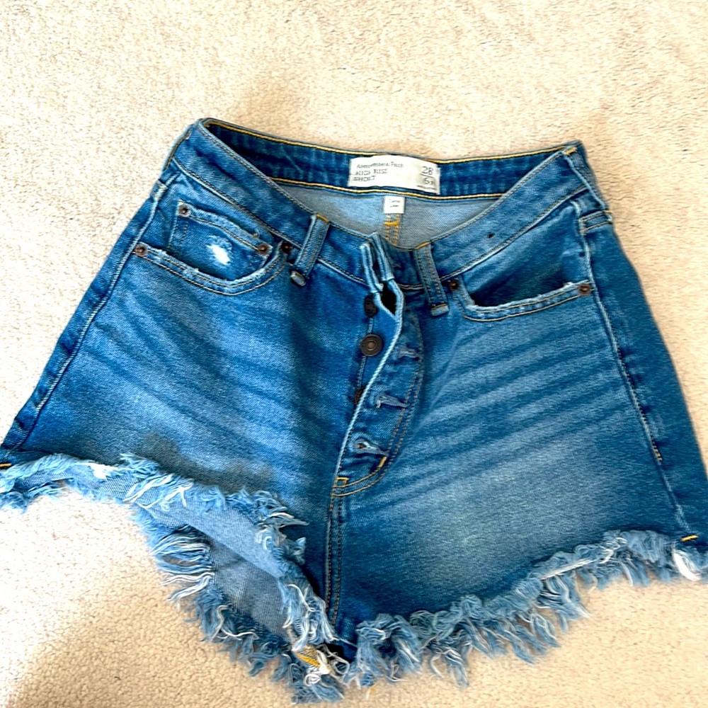 A&F high rise curve love short size 28/6R fly button.